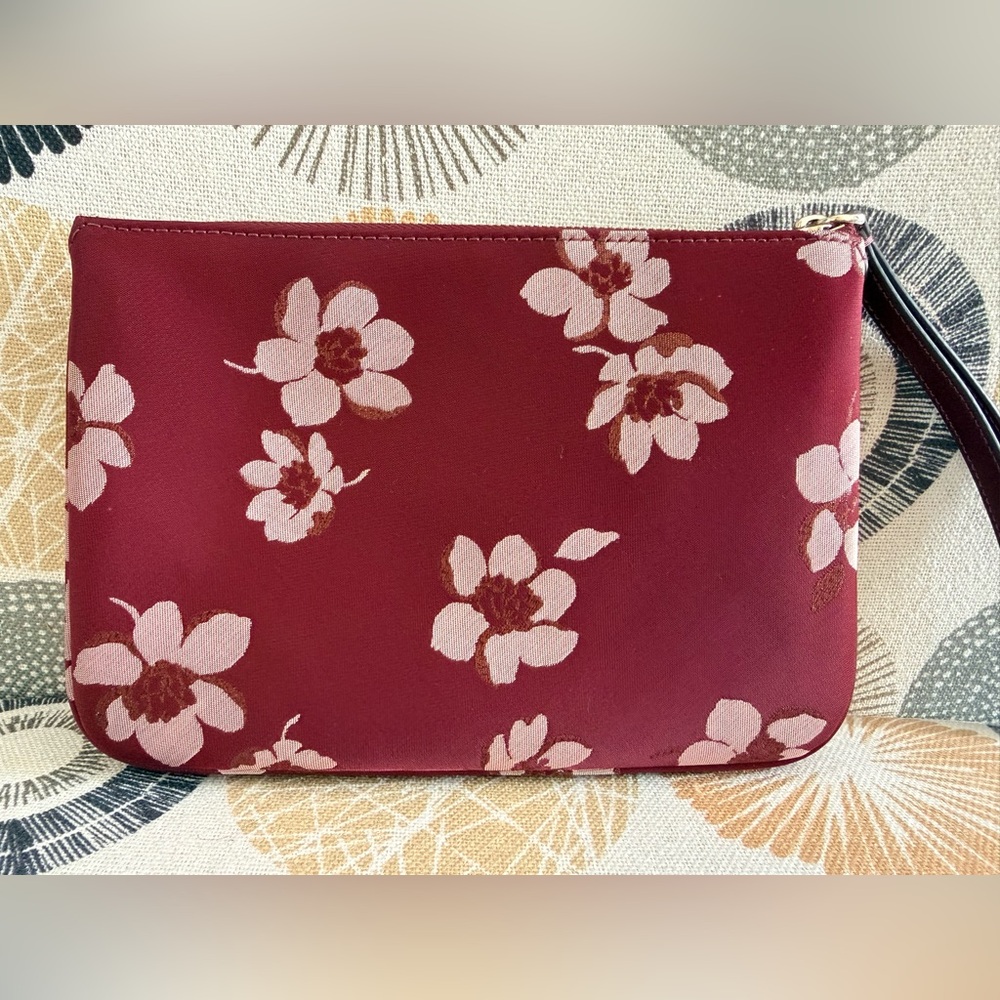 ♠️Kate Spade Burgundy Floral Wristlet Clutch Excellent Condition - Picture 2 of 7